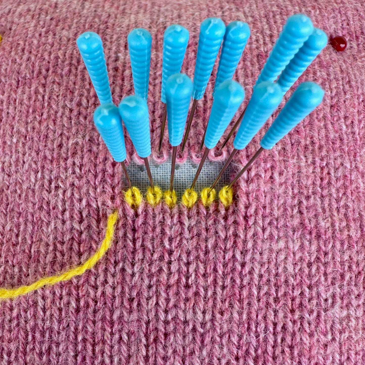 Strickbekleidung unsichtbar reparieren mit dem Maschenstich