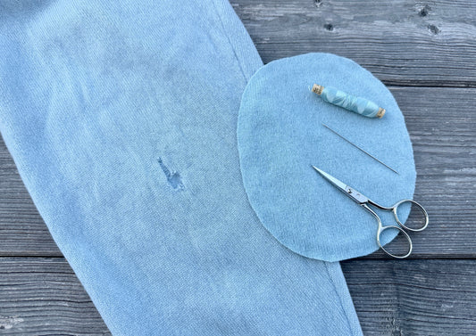 Flicken aus Strick mit der Hand aufnähen