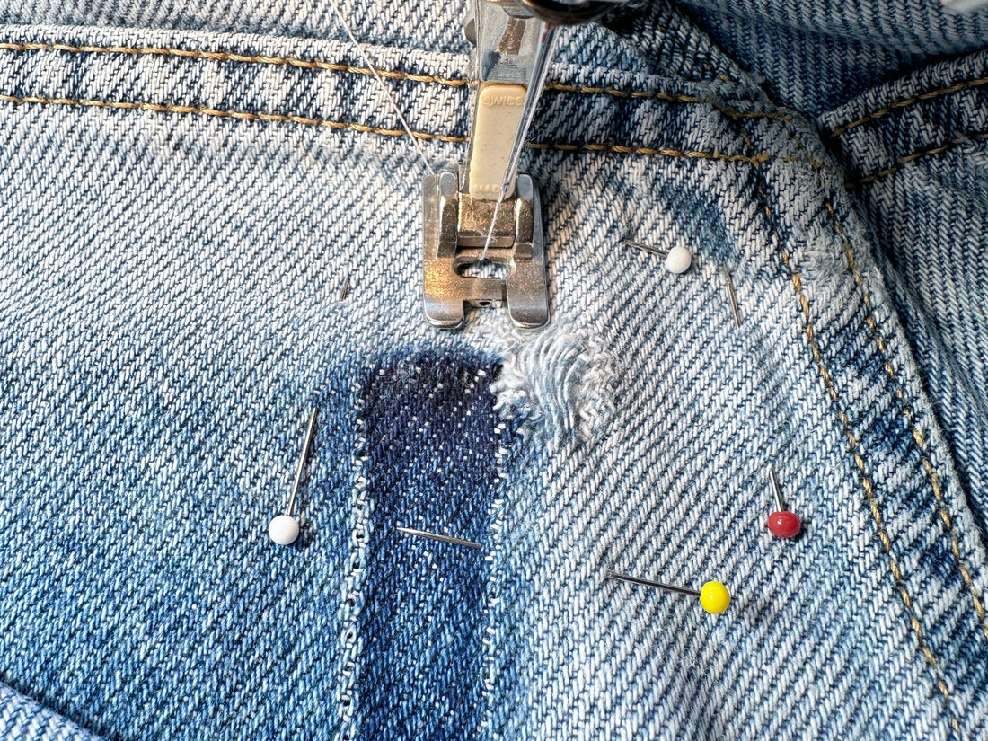 Löcher in der Jeans mit der Nähmaschine stopfen - Repariererei