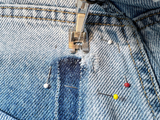 Löcher in der Jeans mit der Nähmaschine stopfen - Repariererei