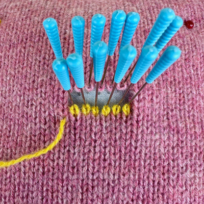 How to repair your knits invisibly with Swiss Darning (English) - Repariererei